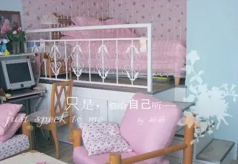 从这里可以看到卧室,水晶帘,粉嫩床,一切都显得很浪漫很温馨。 从这里可以看到卧室,水晶帘,粉嫩床,一切都显得很浪漫很温馨。
