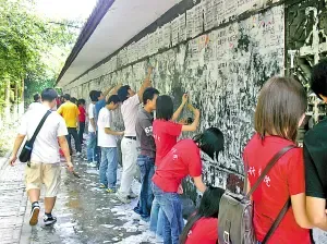 大学生抵制日租房 校内刮下10公斤广告单 大学生抵制日租房 校内刮下10公斤广告单