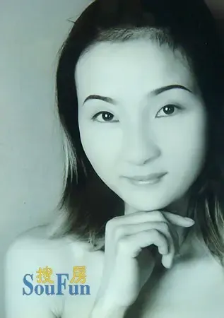 源泽房产征战足球赛 足球宝贝马艳艳写真加油