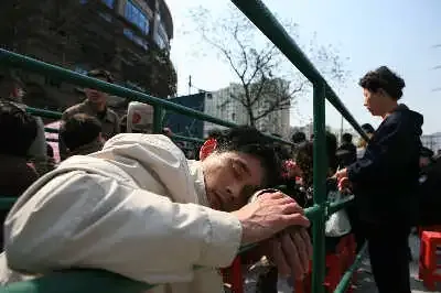 新开盘竟被中介盯上 雇人当托制造“火爆”现场 新开盘竟被中介盯上 雇人当托制造“火爆”现场