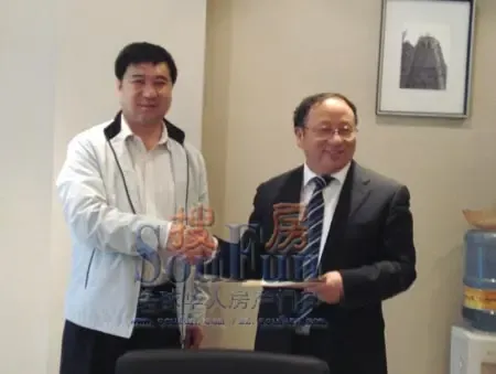 管城回族区政府领导与张总亲切握手并颁发支票. 管城回族区政府领导与张总亲切握手并颁发支票.