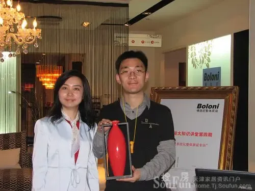 姚先生幸运的得到精美的艺术品 姚先生幸运的得到精美的艺术品