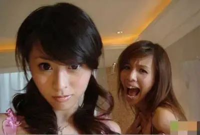 组图:这两个女孩竟穿成这样,太敢玩了! 组图:这两个女孩竟穿成这样,太敢玩了!