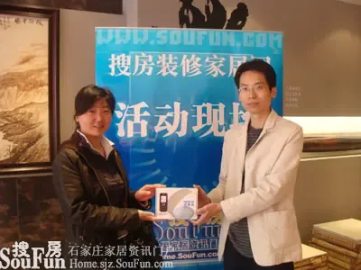 石家庄搜房装修家居网主编谢扬宇为二等奖得主文子王颁发诺基亚手机 石家庄搜房装修家居网主编谢扬宇为二等奖得主文子王颁发诺基亚手机