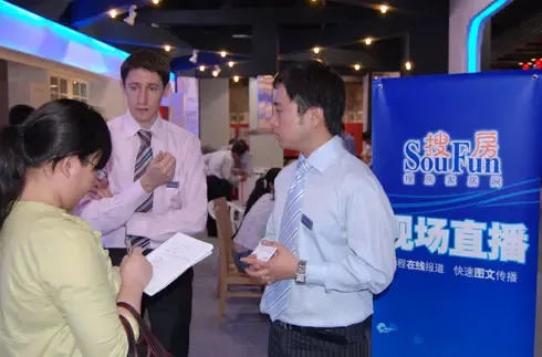 意家乐加盟网络运用总监高杰(中)接受接着采访 意家乐加盟网络运用总监高杰(中)接受接着采访