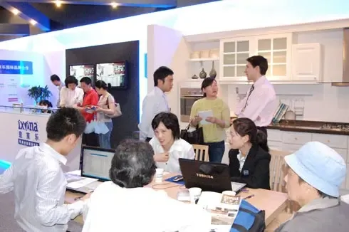 意家乐加盟网络运营总监高杰跟记者介绍意家乐产品 意家乐加盟网络运营总监高杰跟记者介绍意家乐产品