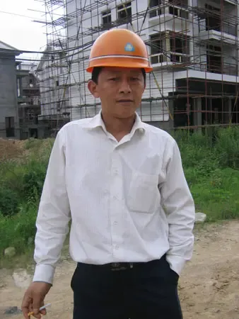 君临香格里现场施工队工长梅立新 君临香格里现场施工队工长梅立新