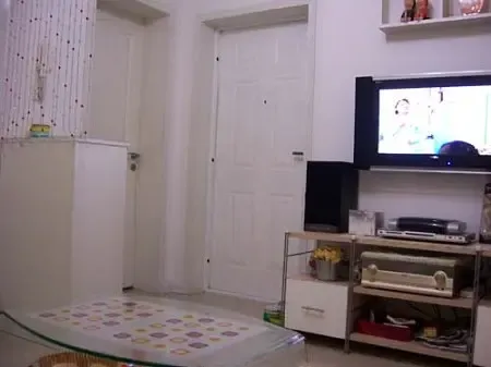 坐在沙发上看电视 坐在沙发上看电视