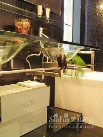 2房2厅102平米 7万元打造出现代时尚婚房(组图) 2房2厅102平米 7万元打造出现代时尚婚房(组图)