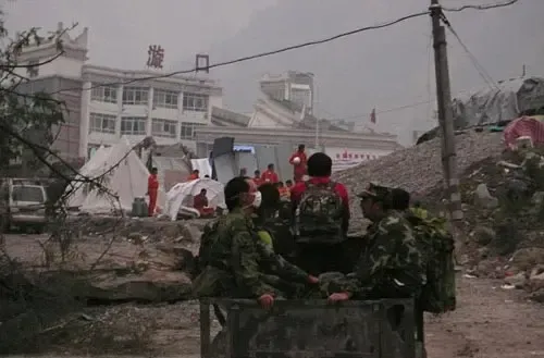 徒步进入映秀时,路还未能承受大量救援车辆进入 徒步进入映秀时,路还未能承受大量救援车辆进入
