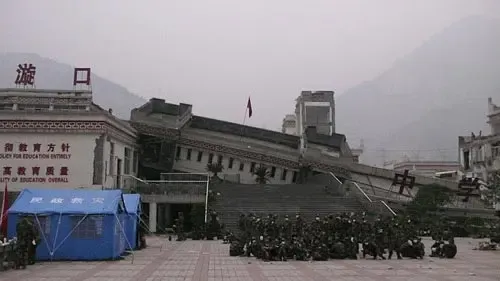 首先映入眼帘的就是映秀镇的漩口中学 首先映入眼帘的就是映秀镇的漩口中学