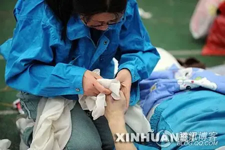 谭老师在擦拭着丈夫的尸体 谭老师在擦拭着丈夫的尸体