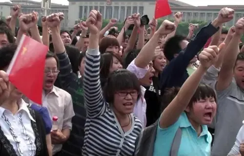 5月19日下午2点28分,天安门广场数万人齐声高呼为汶川祝福,中华民族的向心力在这一刻空前升华。 5月19日下午2点28分,天安门广场数万人齐声高呼为汶川祝福,中华民族的向心力在这一刻空前升华。