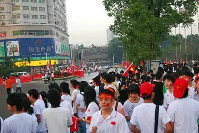 圣火今日江城传——武汉市民与学生迎接奥运火炬 圣火今日江城传——武汉市民与学生迎接奥运火炬