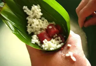 用粽叶包粽子 用粽叶包粽子