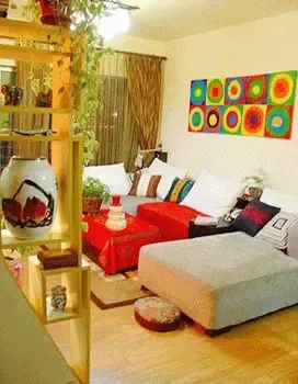 色彩鲜艳亮丽的客厅,绿色与红色的对比强烈惹眼。 色彩鲜艳亮丽的客厅,绿色与红色的对比强烈惹眼。