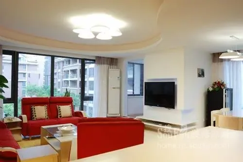 站在吧台看客厅的角度 站在吧台看客厅的角度