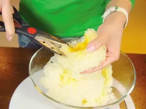 1.银耳用清水浸泡1小时,等它泡发开后,剪去蒂部,以滚水焯一下捞出沥干水,再撕成小块。 1.银耳用清水浸泡1小时,等它泡发开后,剪去蒂部,以滚水焯一下捞出沥干水,再撕成小块。