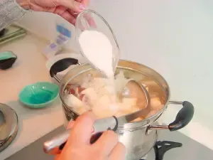5.加盖中火煮20分钟。 5.加盖中火煮20分钟。