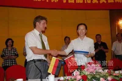 束会长与德国商会代表签约 束会长与德国商会代表签约