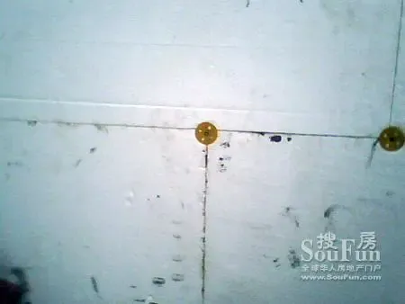 网友手机记录西固人家八号楼外保温层施工全过程|搜房地产资讯