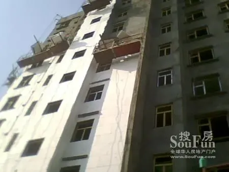 网友手机记录西固人家八号楼外保温层施工全过