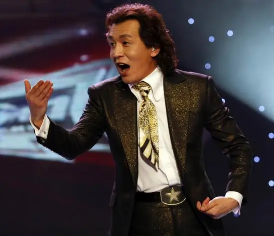 在央视的主持人队伍里,李咏绝对算一个"异类.