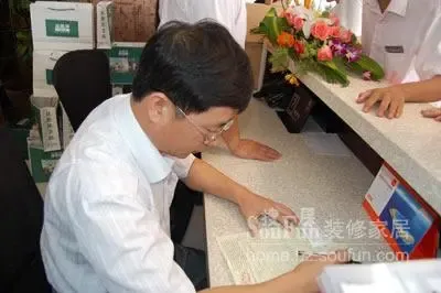 法恩莎卫浴总经理严邦平现场签售 法恩莎卫浴总经理严邦平现场签售