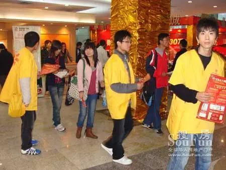 现场到处都是发传单的工作人员