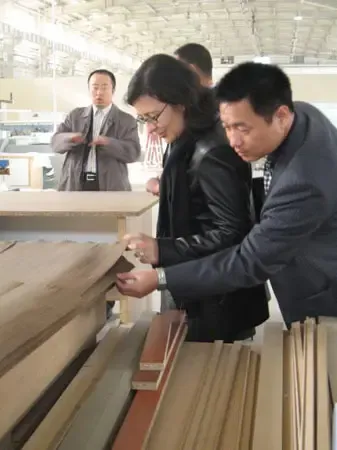 图注:西班牙驻华使馆商务处处长梦丝女士(左一)饶有兴趣地观看加工材料 图注:西班牙驻华使馆商务处处长梦丝女士(左一)饶有兴趣地观看加工材料