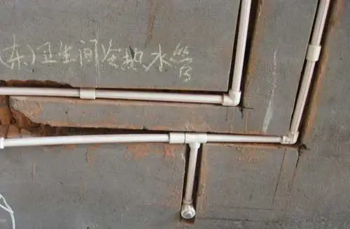 水管安装横平竖直,冷热水管接头应在同一立面水平线上,冷热水管安装