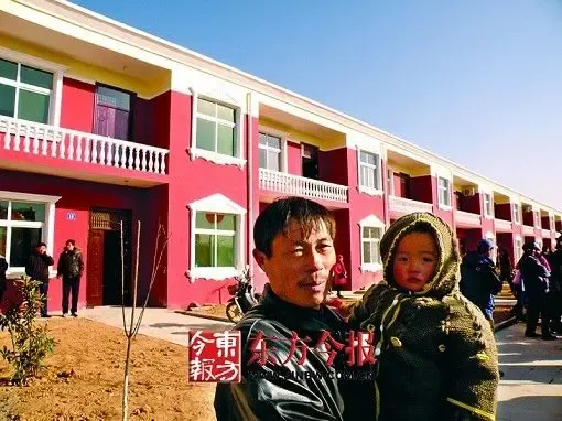 富翁村委会主任花3000万为村民建别墅(图)