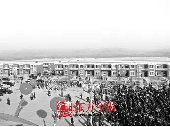 富翁村委会主任花3000万为村民建别墅(图)