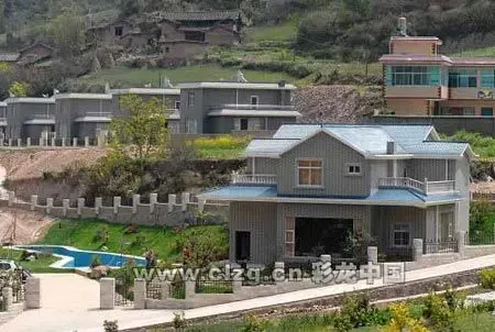 富翁村委会主任花3000万为村民建别墅(图)
