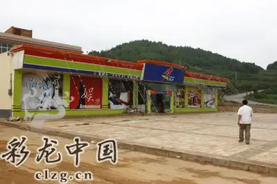 富翁村委会主任花3000万为村民建别墅(图)