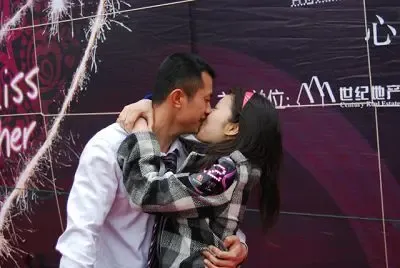 世纪中央城接吻大赛+情侣当场激情湿吻(图)