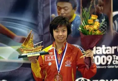 张怡宁三喜临门 乒乓球台灯装点美家居