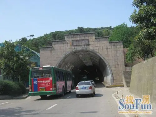 项目周边:从御园出来,穿过富贵山隧道来到岗子村,路过太阳宫,情侣园