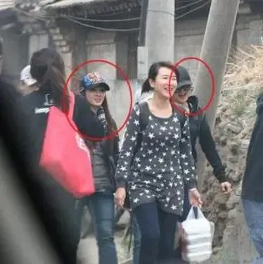 <em>张韶涵</em>亲妹美艳家居照