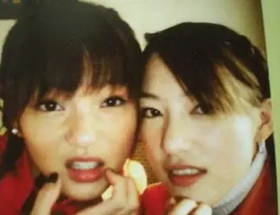 <em>张韶涵</em>亲妹美艳家居照 素颜姐妹逛街如TWINS