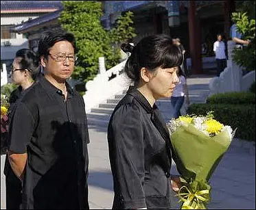 会图集 儿子怀抱遗像数百群众赶早送行-东莞二