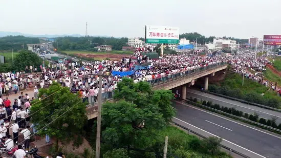 江西处置南康市数千人聚集砸车群体性事件(图)|搜房地产资讯