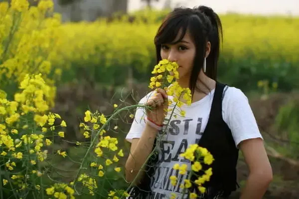 09<em>快女美女</em>校花罗震环家居照曝光 天然去雕饰