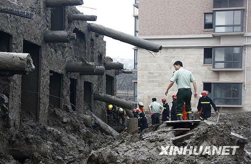 [摘要]27日晨六时左右,上海莲花南路莲花河畔小区一幢在建13层楼房