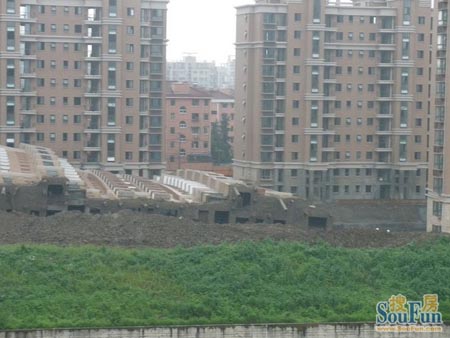 上海一在建13层住宅楼倒塌 已有1人死亡(