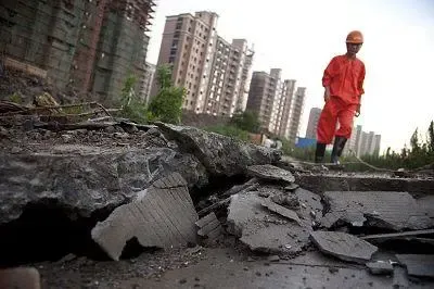 工地堆土成“山” 百米防汛墙破裂