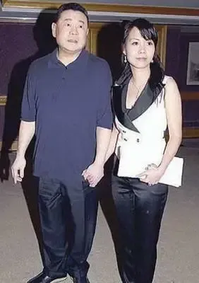 <em>刘銮雄</em>与<em>女友吕丽君</em>