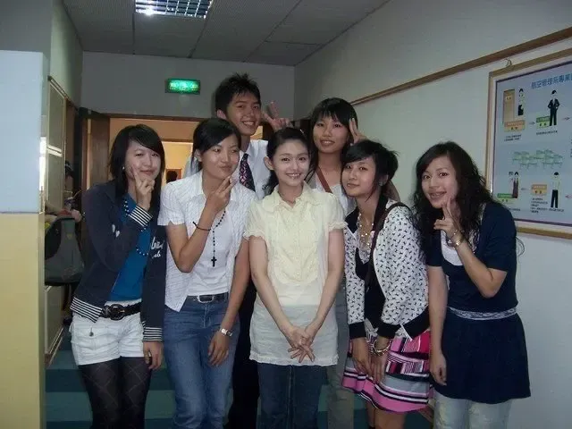 明星姐妹花大s小s+街头随意照看潮人穿衣水平