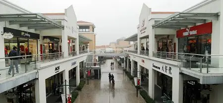 专家建议以86平方公里开发区为中心，周围形成若干卫星城区，其中，赵巷可依托奥特 莱斯建设世界最大的购物中心。