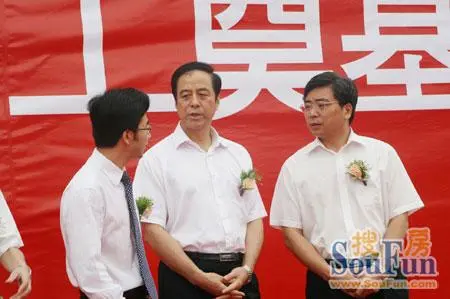 仪式上沈书记,徐区长和林董事长交谈